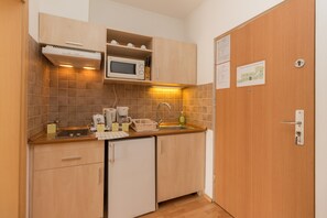 Comfort Studio | Private kitchenette | Full-size fridge, microwave, stovetop, coffee/tea maker - Premium Apartment House (Budapest)