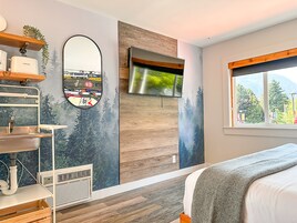 Minibar, decoración personalizada, cortinas blackout y wifi gratis 