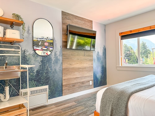 Crash Hotel Squamish