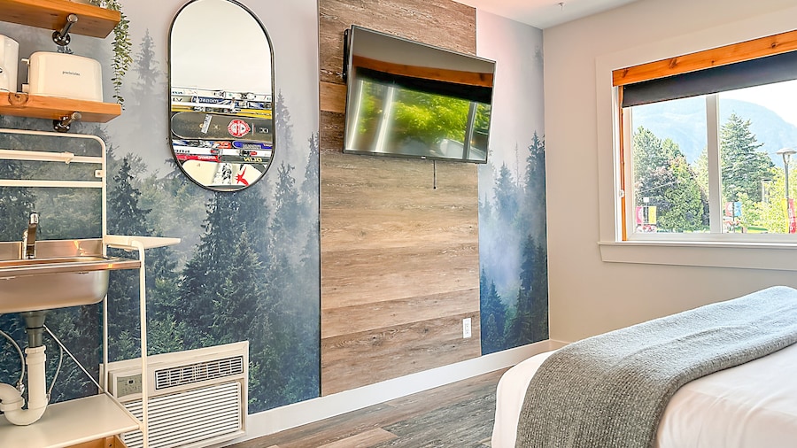 Crash Hotel Squamish