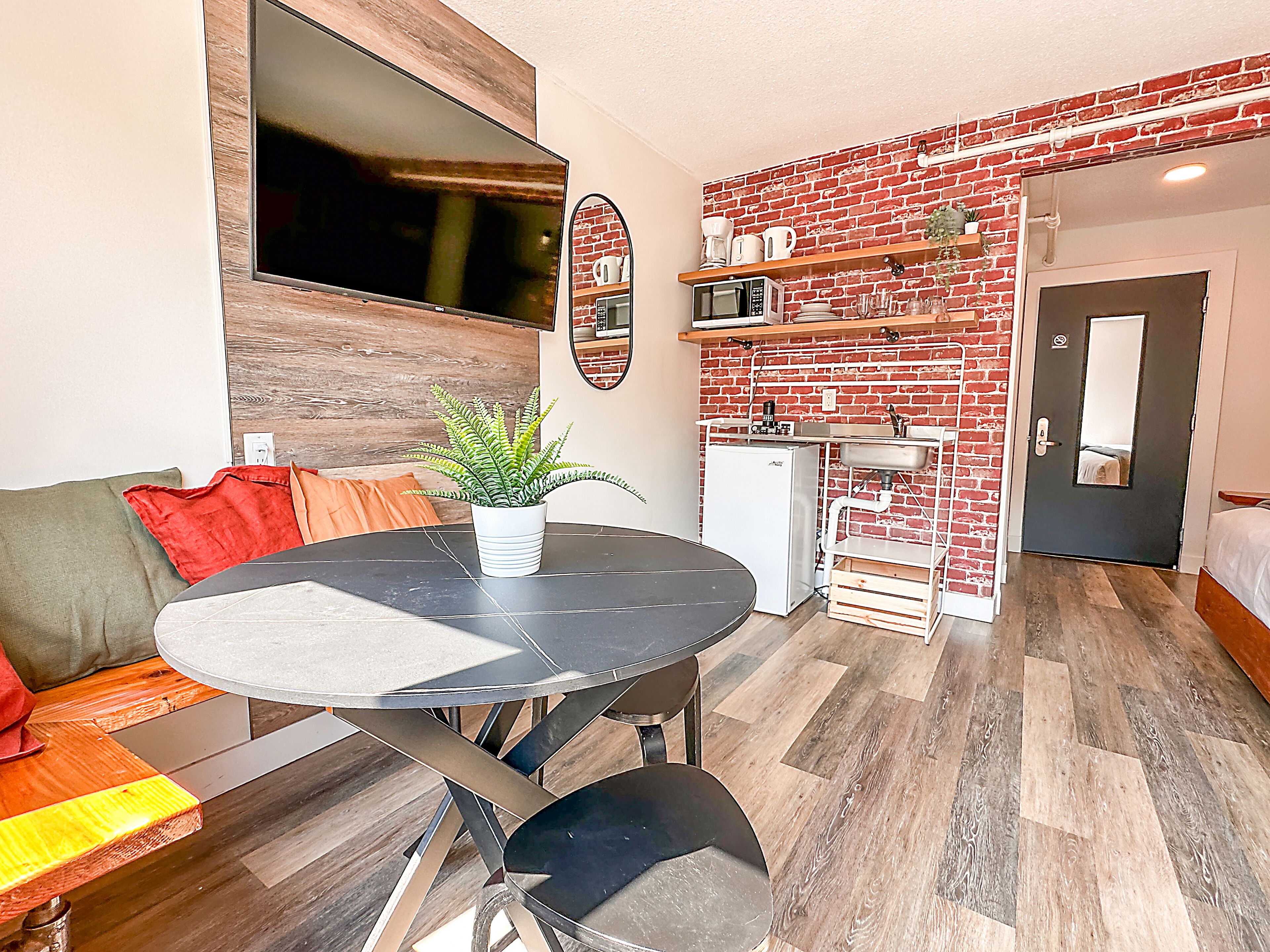 Chambre Design, 2 grands lits, coin cuisine, vue montagne | Cuisine privée | Cafetière/bouilloire