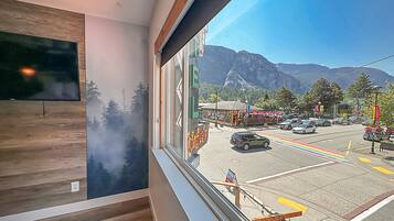 Design-Zimmer, 1 King-Bett, Kochnische, Bergblick | Minibar, individuell dekoriert, Verdunkelungsvorhänge, kostenloses WLAN