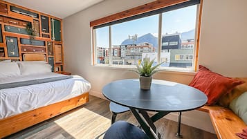 Design Room, 2 Queen Beds, Kitchenette, Mountain View