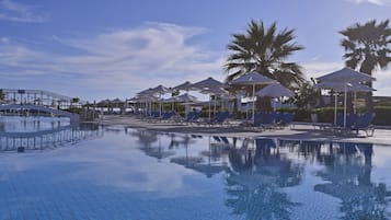 4 Außenpools, geöffnet von 10:00 Uhr bis 18:00 Uhr, Sonnenschirme