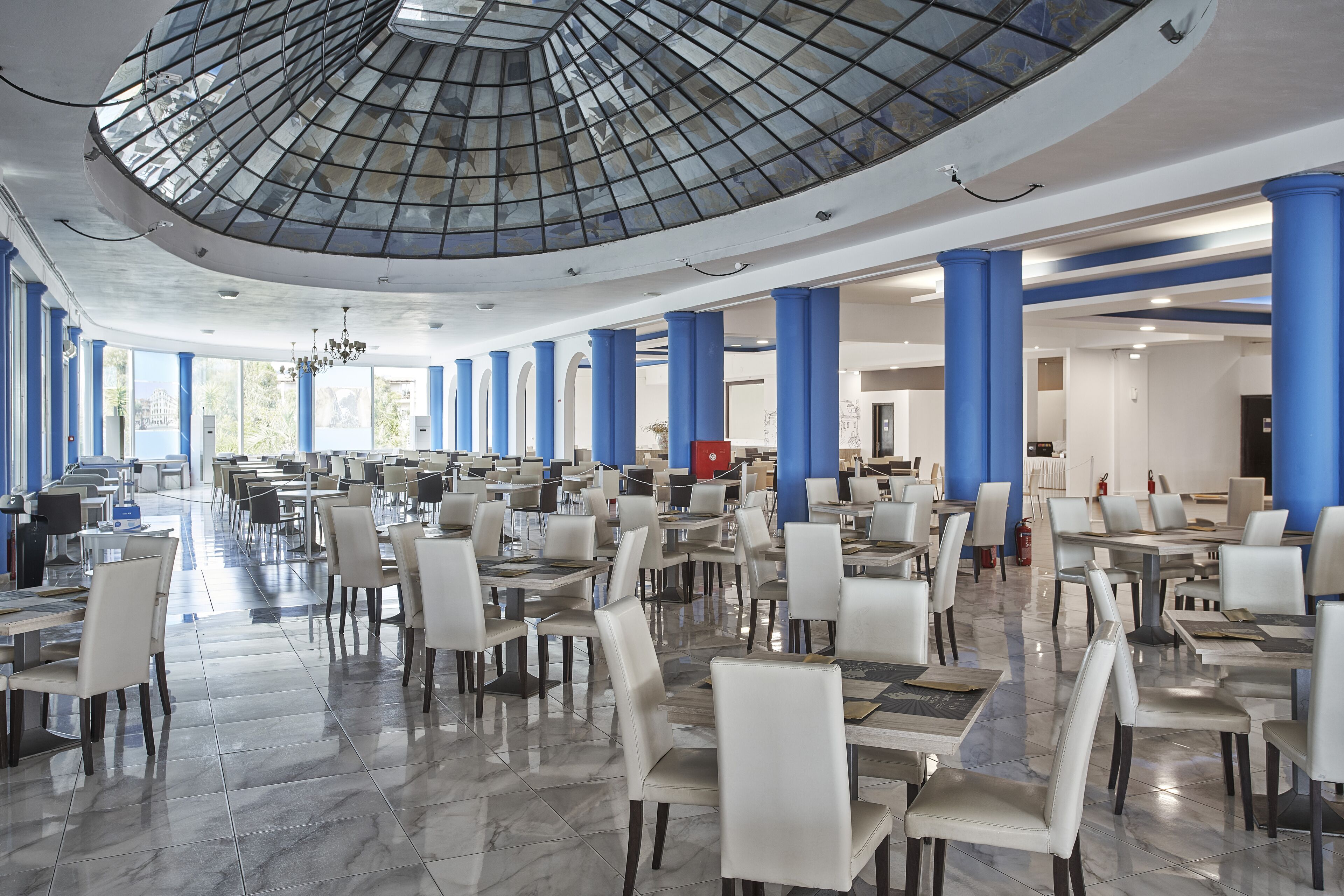 4 restauranter, frokost, lunsj og middag serveres, internasjonale retter