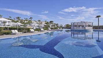 4 outdoor pools, open 10:00 AM to 6:00 PM, pool umbrellas, pool loungers