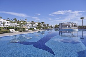 4 piscinas al aire libre, sombrillas, sillones reclinables de piscina