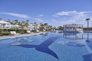4 piscine all'aperto, ombrelloni da piscina, lettini