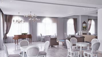 Ein geräumiges Wohnzimmer mit einem Klavier, einem Couchtisch und mehreren Sesseln.