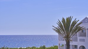 Un edificio con vista al mar.