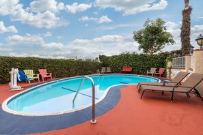 Outdoor pool, pool umbrellas, pool loungers - Quality Inn Lomita - Los Angeles South Bay (Lomita)