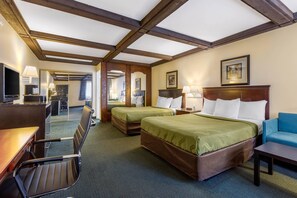 Room, 2 Katil Kelamin (Double) | Peralatan tempat tidur premium, meja, ruang kerja komputer riba 