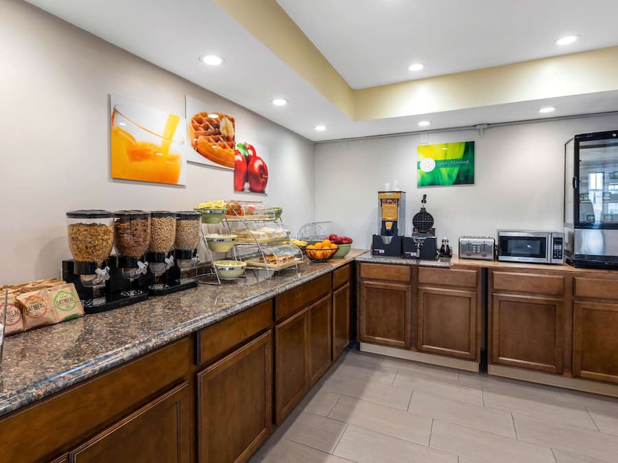 Free daily continental breakfast