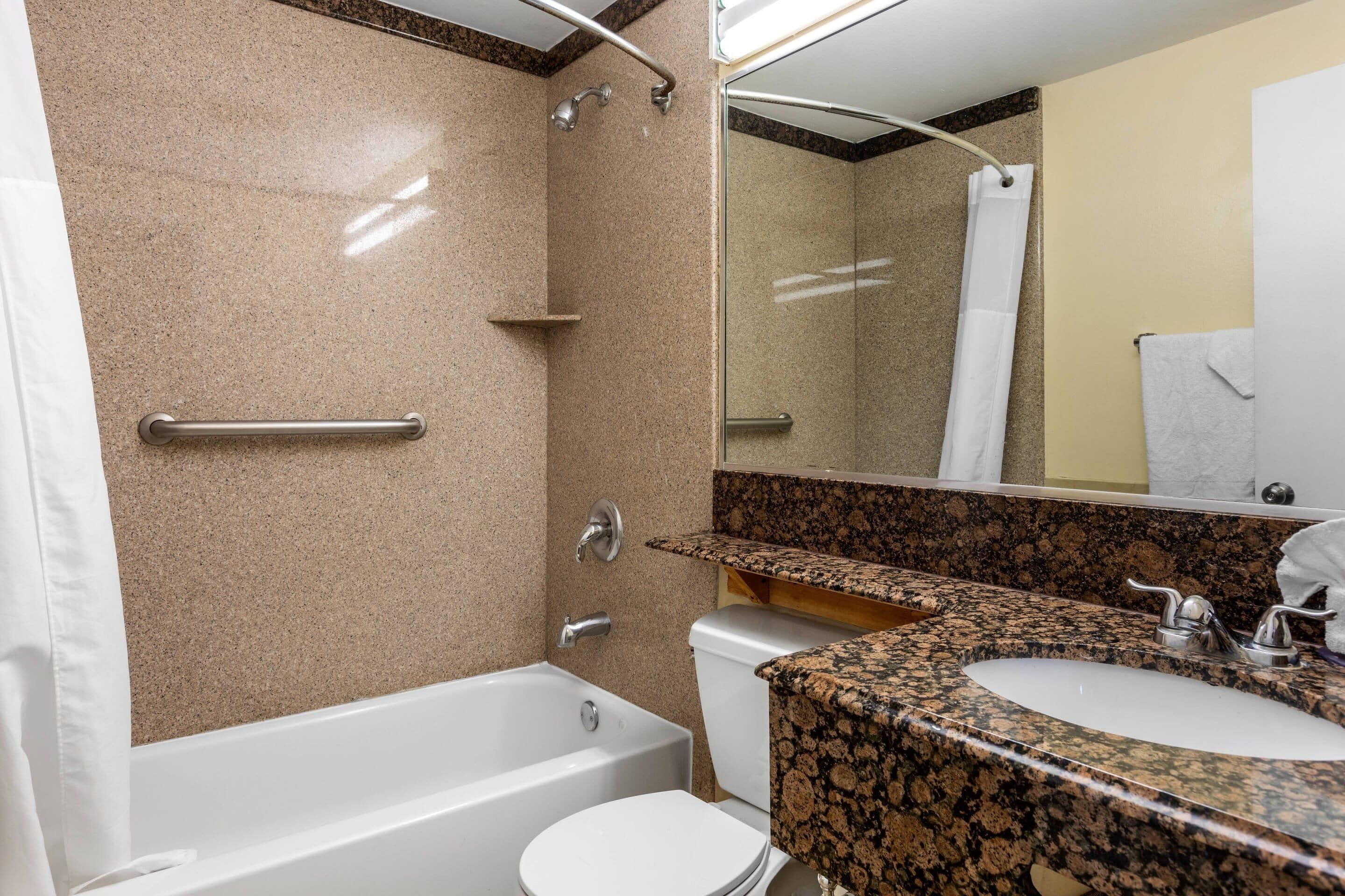 Une salle de bain avec une baignoire, des toilettes et un lavabo.