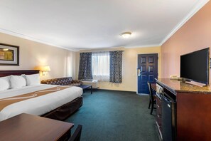 Premium bedding, desk, laptop workspace, blackout curtains - Quality Inn Lomita - Los Angeles South Bay (Lomita)