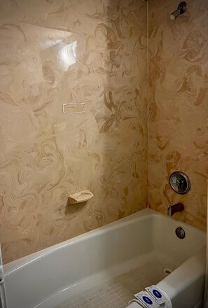 Combined shower/tub, towels, soap, shampoo - Regency Inn - Fort Sam Houston (San Antonio)