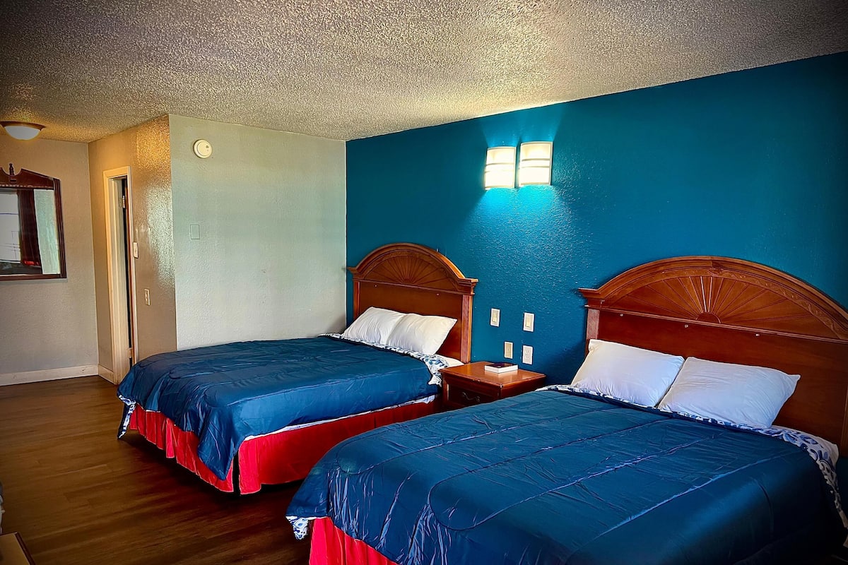 Habitación básica, 2 camas Queen size, para no fumadores | Tabla de planchar con plancha, wifi gratis y ropa de cama