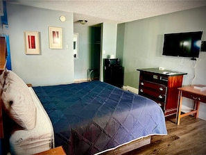 Basic Single Room, 1 King Bed, Non Smoking | Iron/ironing board, free WiFi, bed sheets - Regency Inn - Fort Sam Houston (San Antonio)