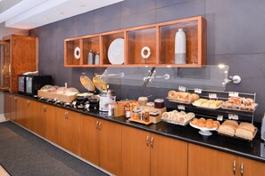 Free daily buffet breakfast - SpringHill Suites by Marriott Corona Riverside (Corona)