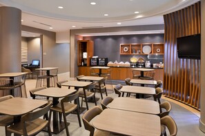 Free daily buffet breakfast  - SpringHill Suites by Marriott Corona Riverside (Corona)