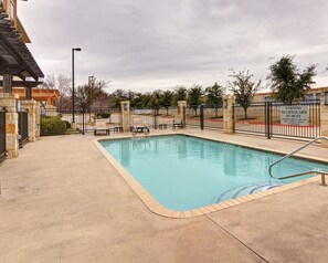 Outdoor pool, sun loungers - Comfort Suites Arlington - Entertainment District (Arlington)