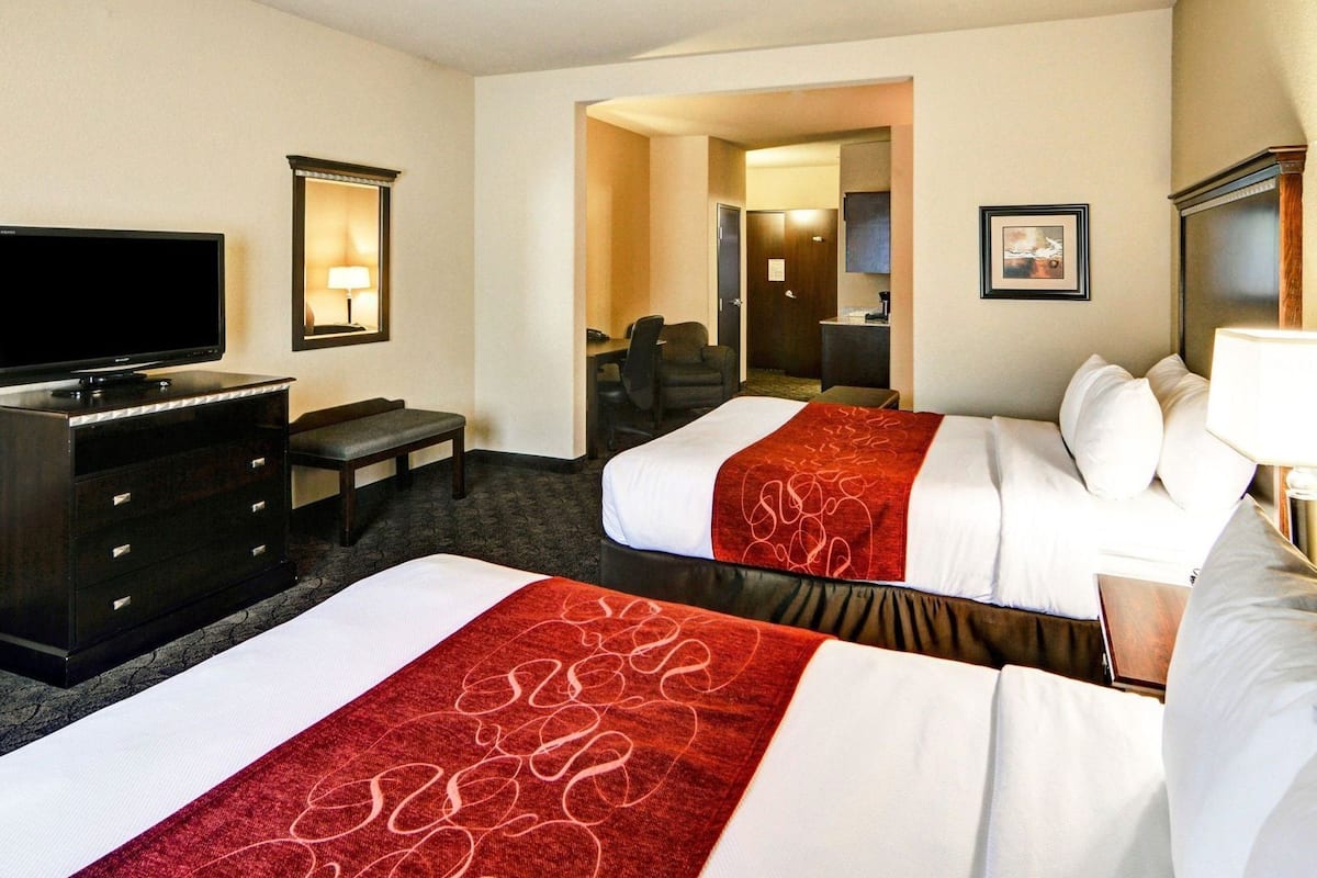 Premium bedding, in-room safe, desk, laptop workspace