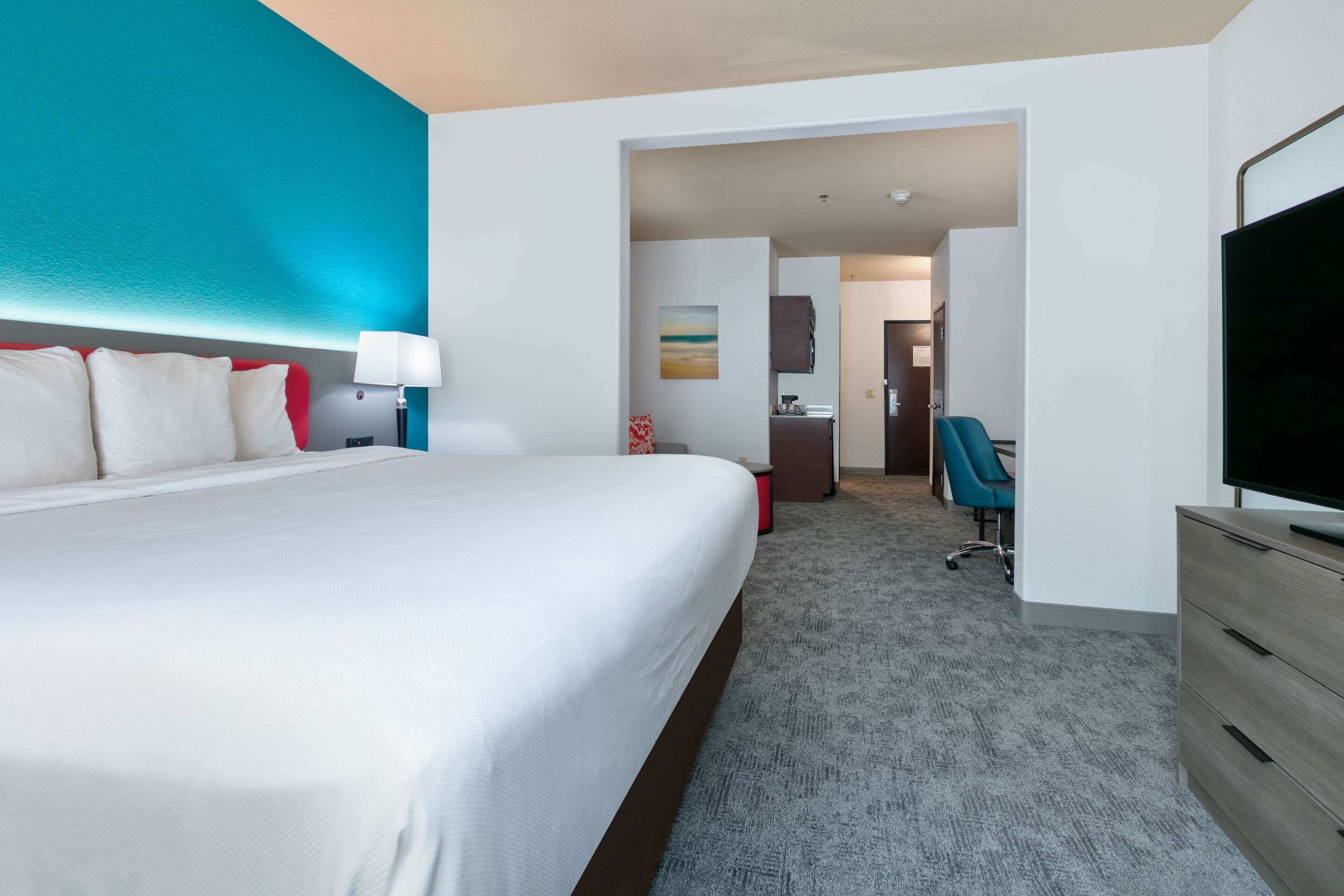 premium bedding, in-room safe, desk, laptop workspace