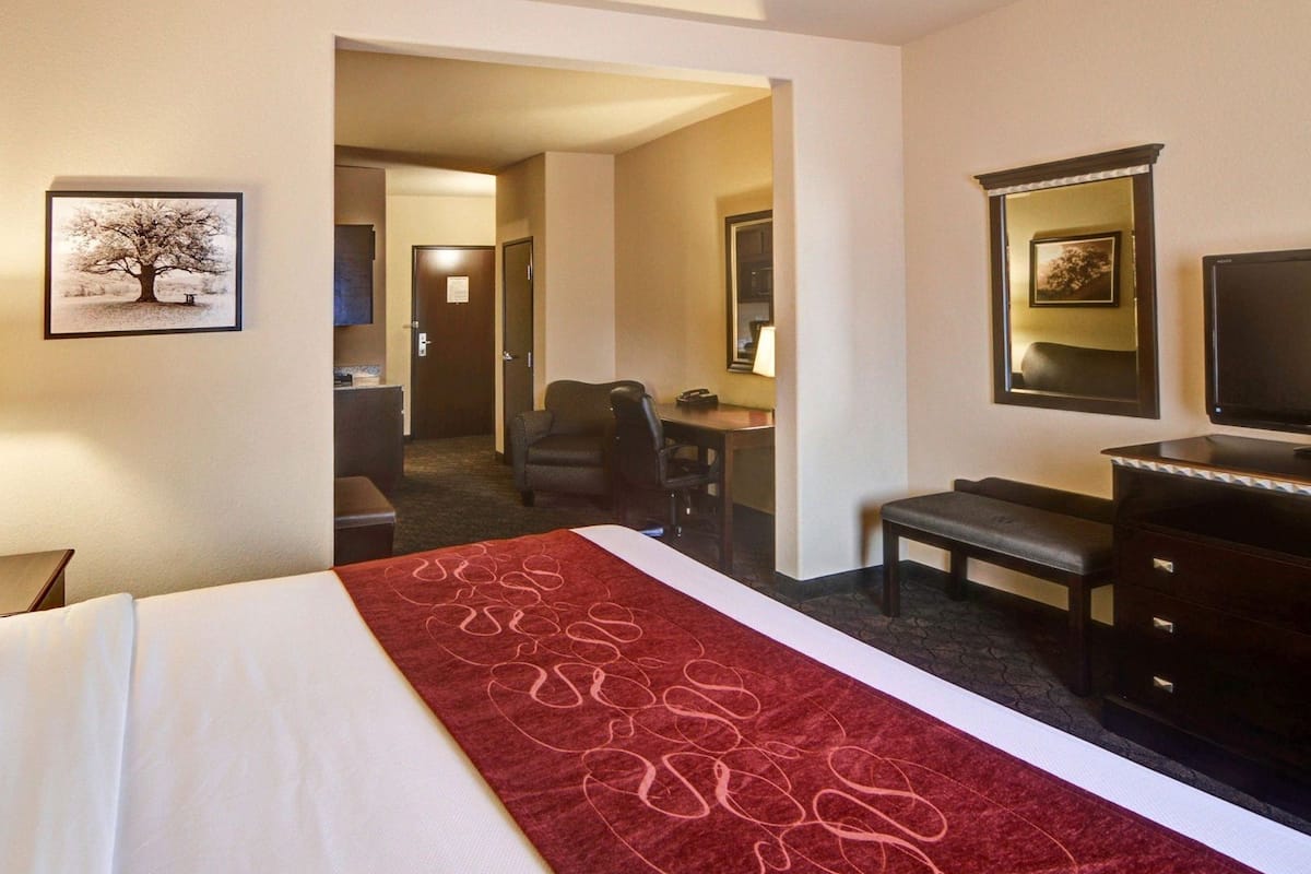 Premium bedding, in-room safe, desk, laptop workspace