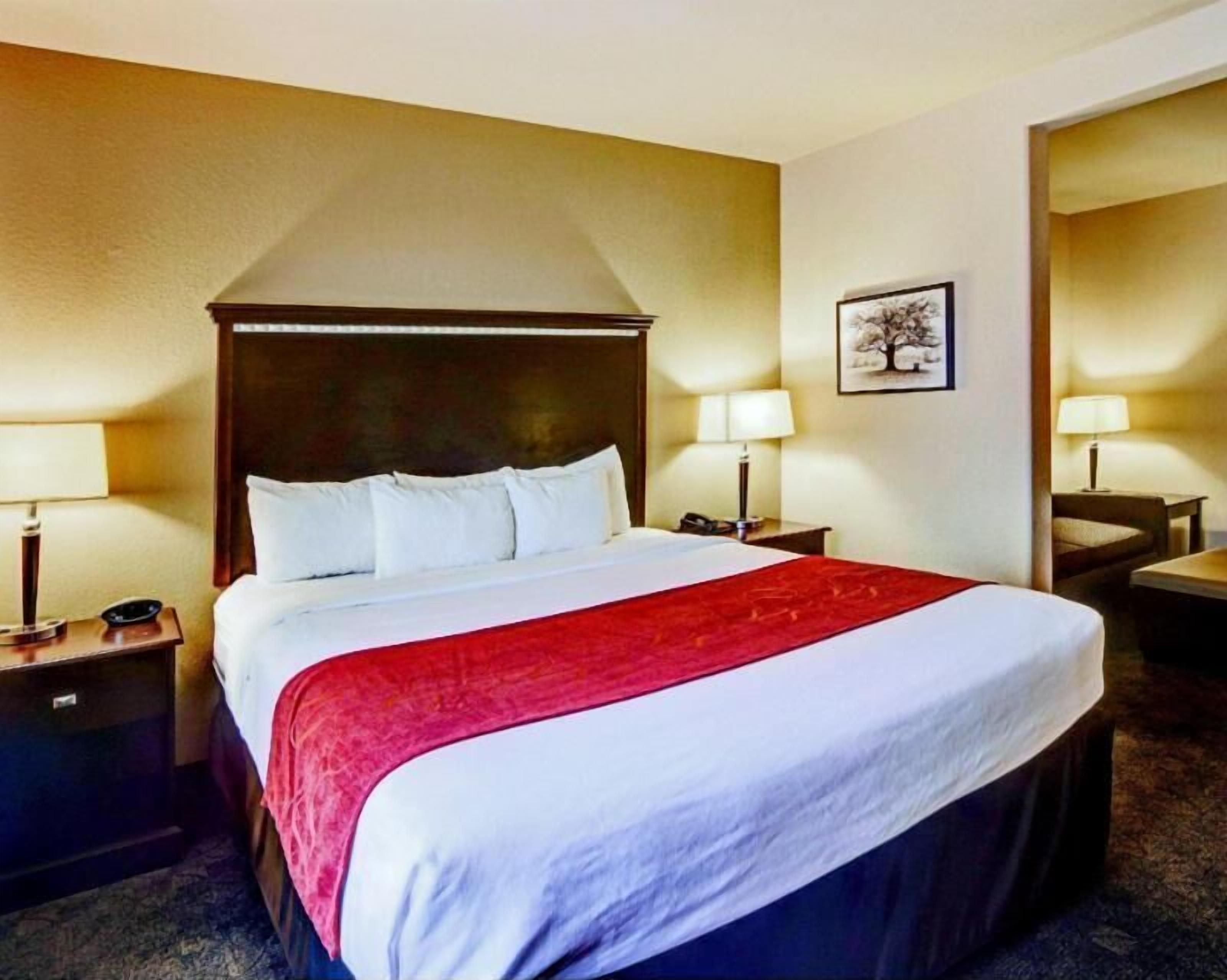 Premium bedding, in-room safe, desk, laptop workspace