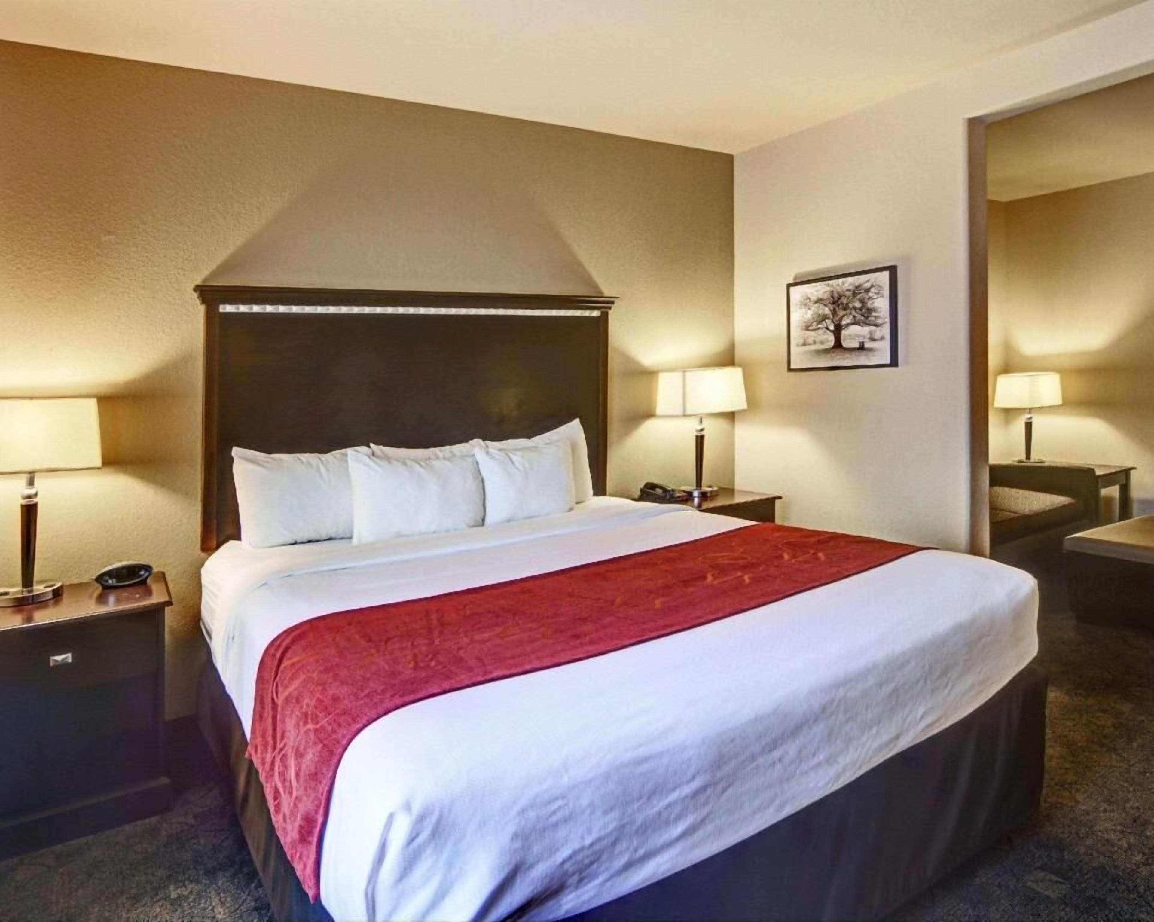 Premium bedding, in-room safe, desk, laptop workspace