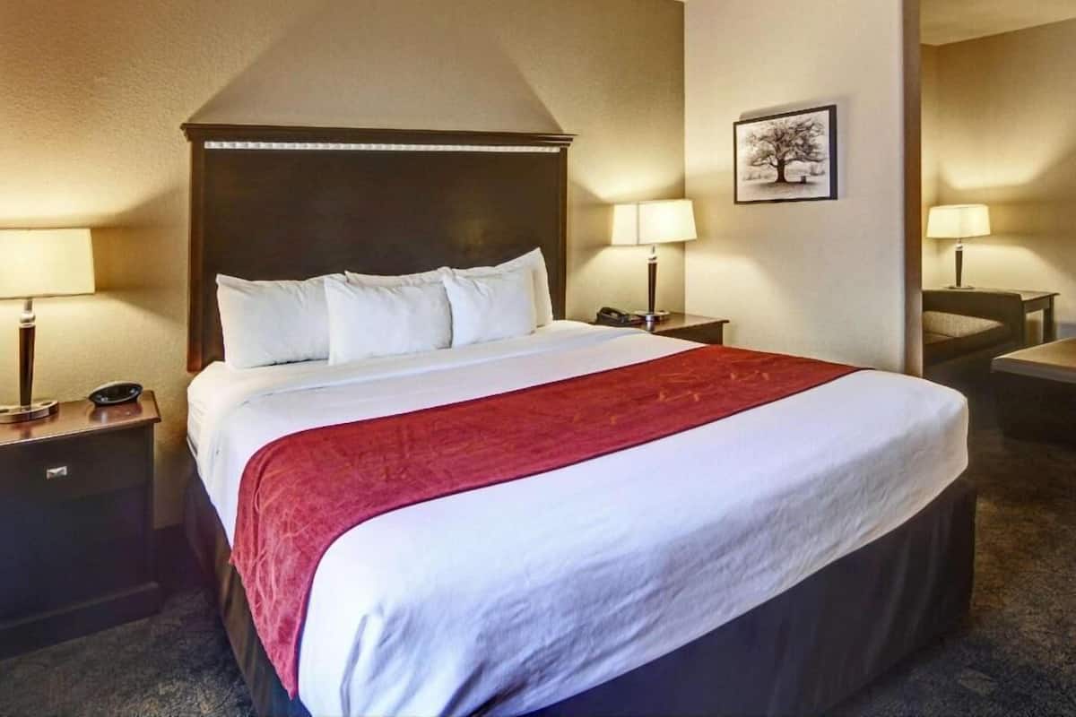 Premium bedding, in-room safe, desk, laptop workspace