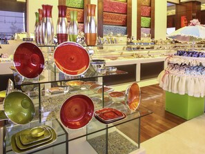 3 restaurants, breakfast served - La Cigale Hotel Managed by Accor (Doha)