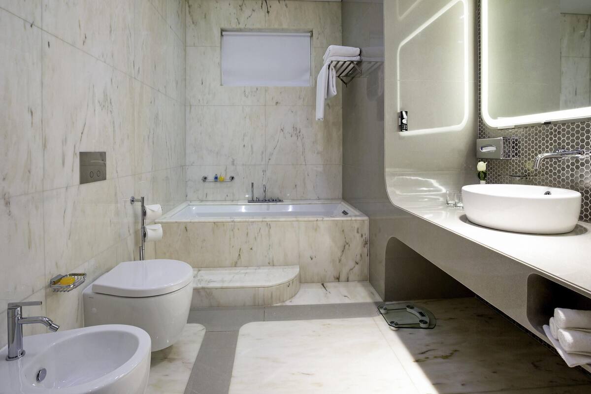 Suíte, 1 quarto (Diplomatic) | Roupas de cama premium, edredons de pluma, frigobar, cofres nos quartos