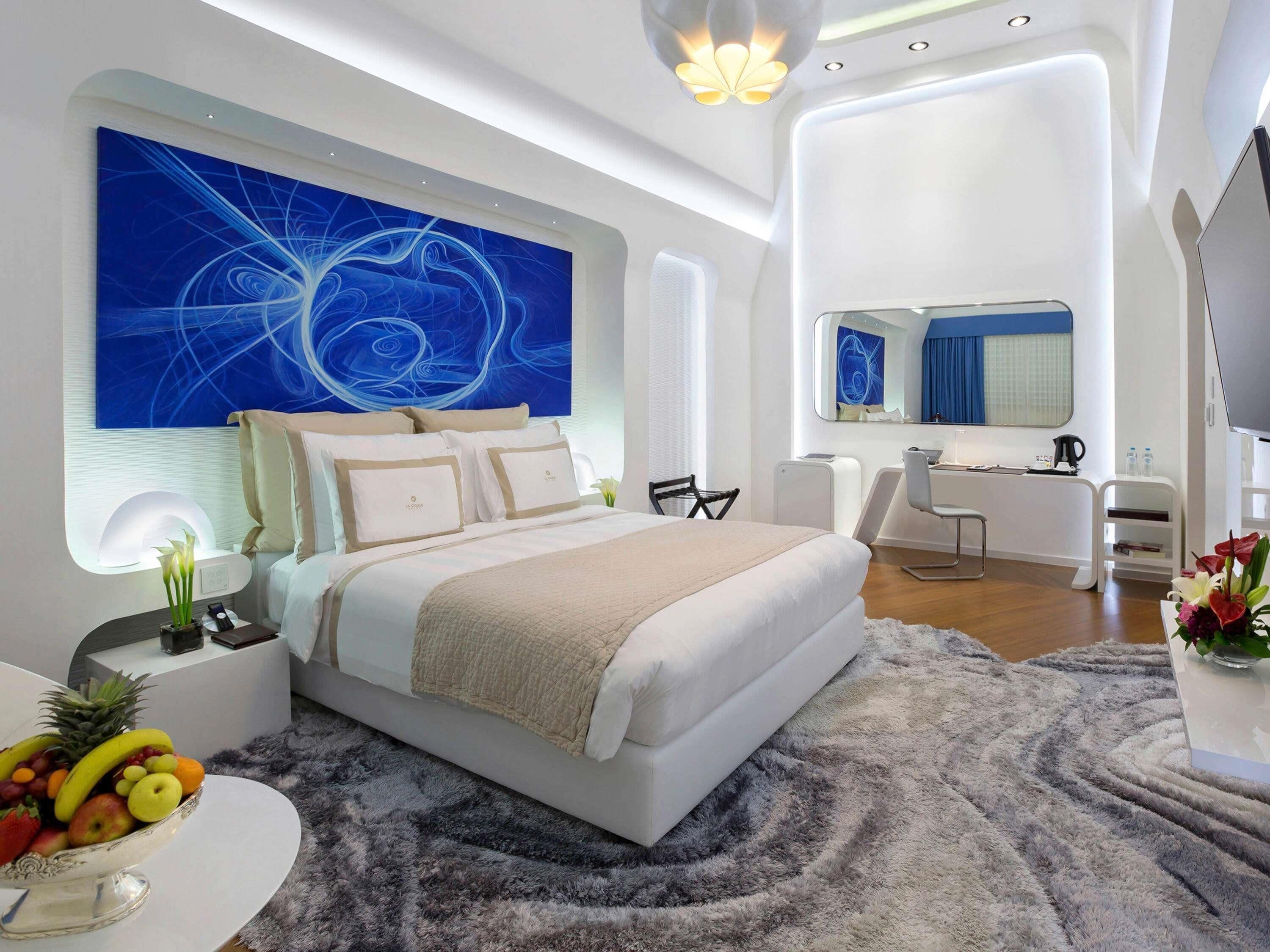 Sengetøy av topp kvalitet, dundyner, minibar og safe på rommet