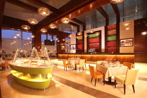 3 restaurants, breakfast served