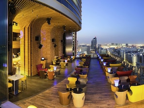 3 bars/lounges, poolside bar - La Cigale Hotel Managed by Accor (Doha)