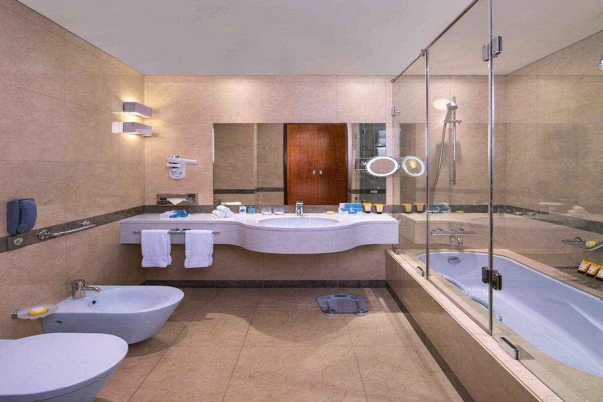 Habitación ejecutiva, 1 cama King size | Baño | Tina y regadera independientes, tina profunda, regadera tipo lluvia