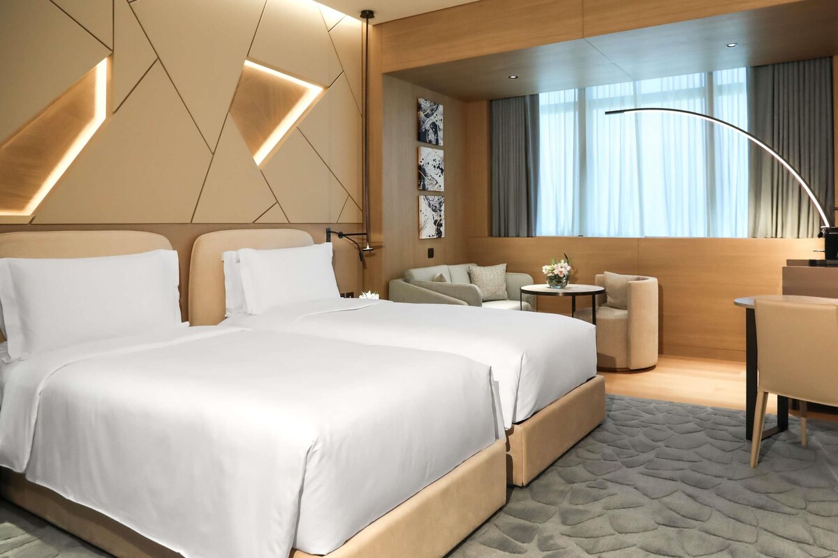 Rom – deluxe (Twin Beds) | Sengetøy av topp kvalitet, dundyner, minibar og safe på rommet