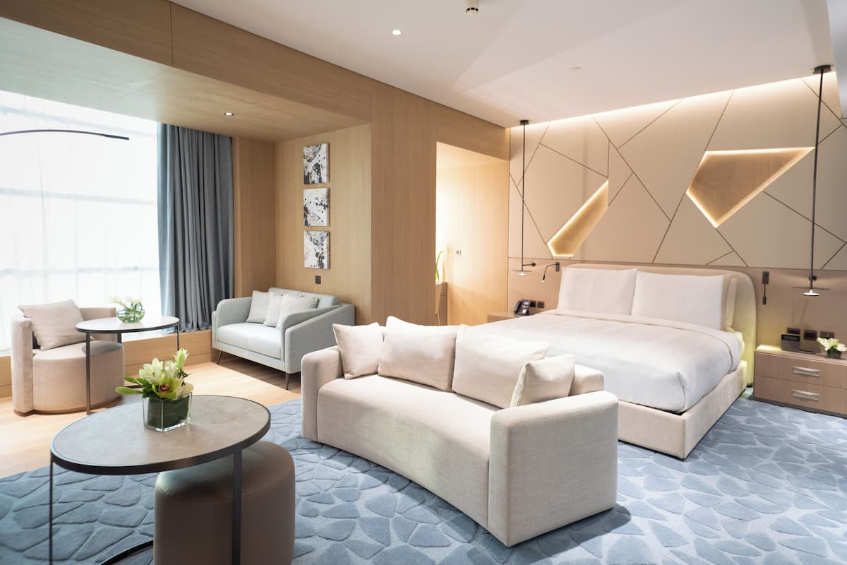 ห้องจูเนียร์สวีท, เตียงคิงไซส์ 1 เตียง, วิวเมือง | 1 ห้องนอน, เครื่องนอนระดับพรีเมียม, ผ้านวมขนเป็ด, มินิบาร์