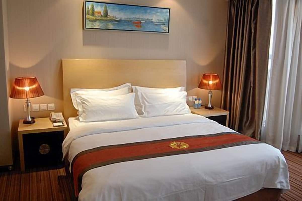 Business Suite, 1 King Bed | Premium bedding, minibar, in-room safe, desk