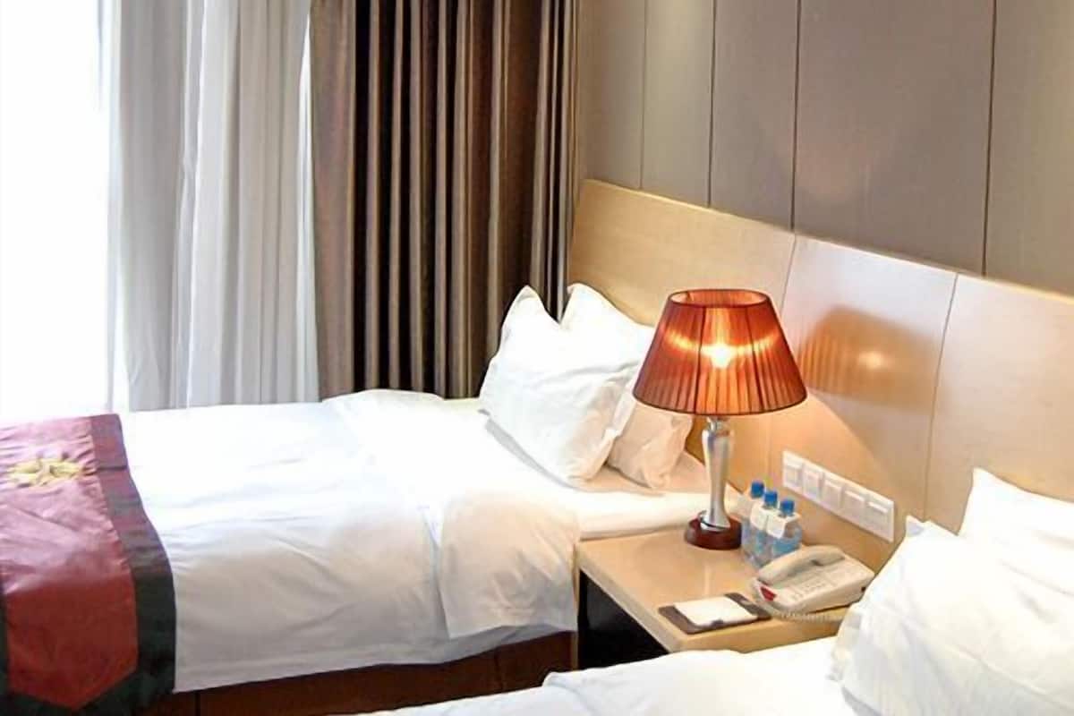Standard Room | Premium bedding, minibar, in-room safe, desk