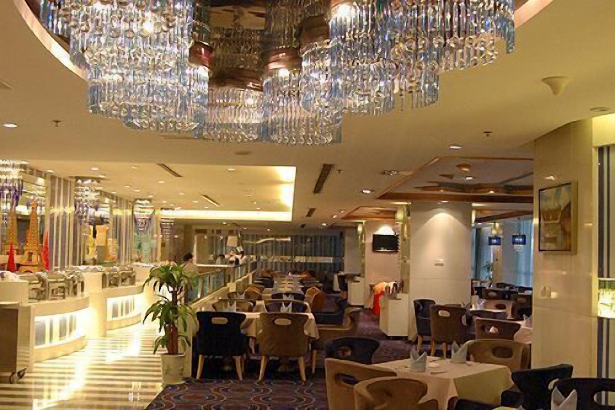 2 من المطاعم؛ يتم تقديم الإفطار، والغداء، والعشاء، والإفطار المتأخر 