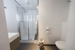 Spacious comfort double room | Bathroom - Fletcher Hotel-Restaurant Het Veluwse Bos (Beekbergen)