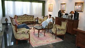 Uma sala de estar com dois sofás, uma mesa de centro e uma lareira.