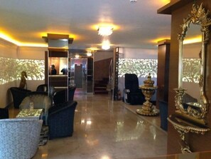 Lobby sitting area - Maya Hotel Istanbul (Istanbul)