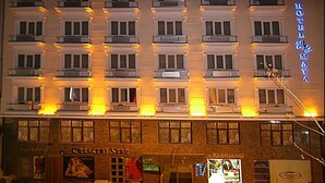 Un bâtiment d’hôtel doté de nombreux balcons et d’une enseigne indiquant « HÔTEL MAYA ».