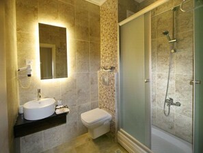 Shower, hair dryer, slippers, bidet - Maya Hotel Istanbul (Istanbul)