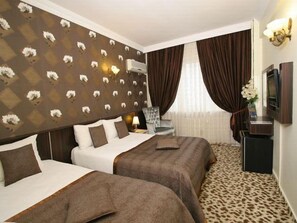 Chambre double | Minibar contenant certains articles gratuits, coffre-fort