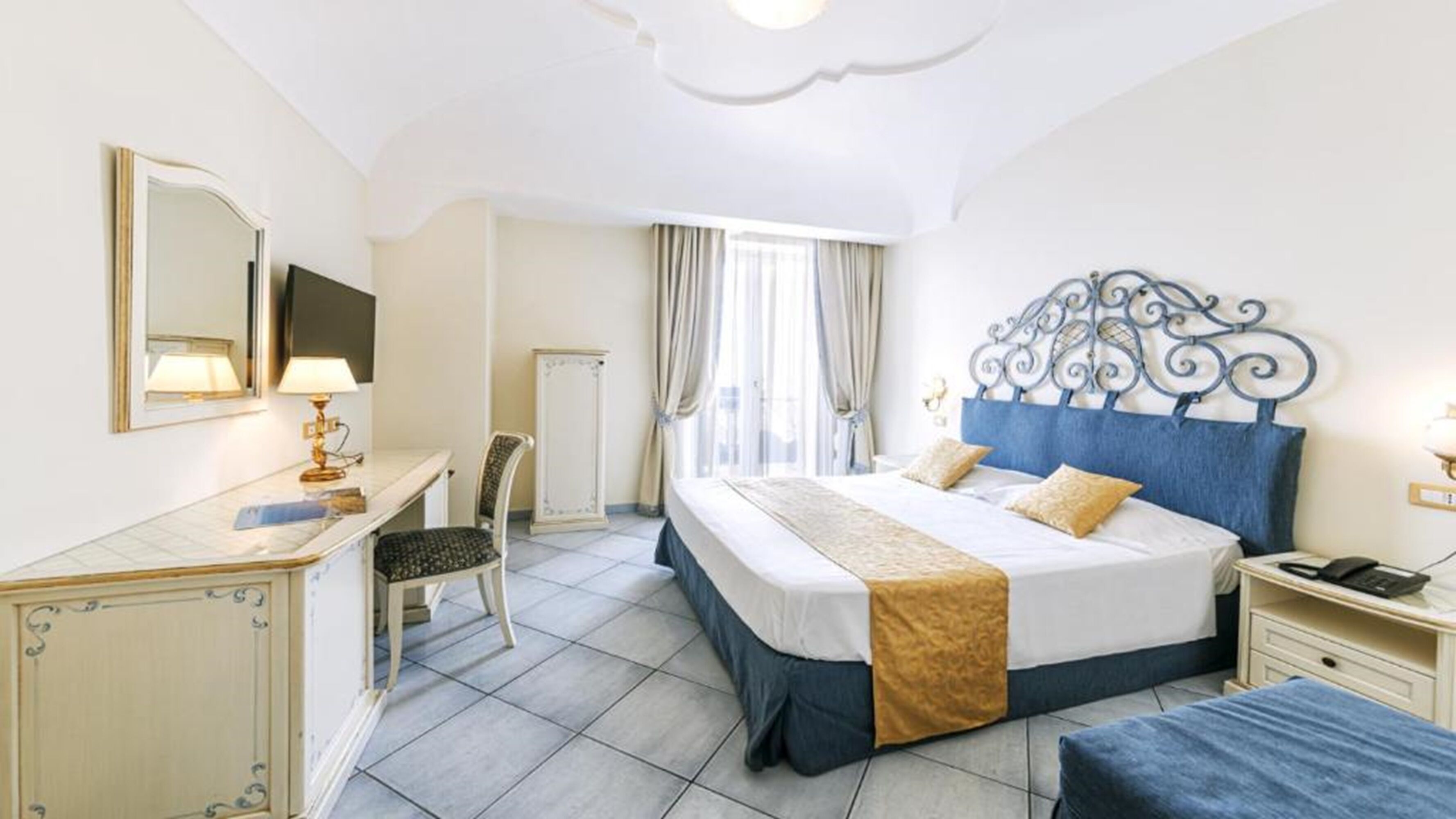 1 bedroom, minibar, in-room safe, desk