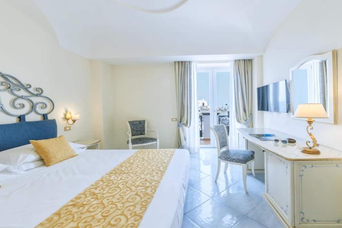Superior tweepersoonskamer, balkon, uitzicht op zee | 1 slaapkamer, een minibar, een kluis op de kamer, een bureau
